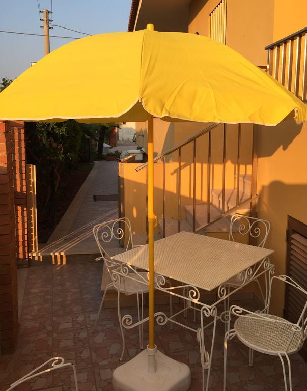 سانتا كروتْشّي كاميرينا B&B Fiori Gialli Caucana الغرفة الصورة