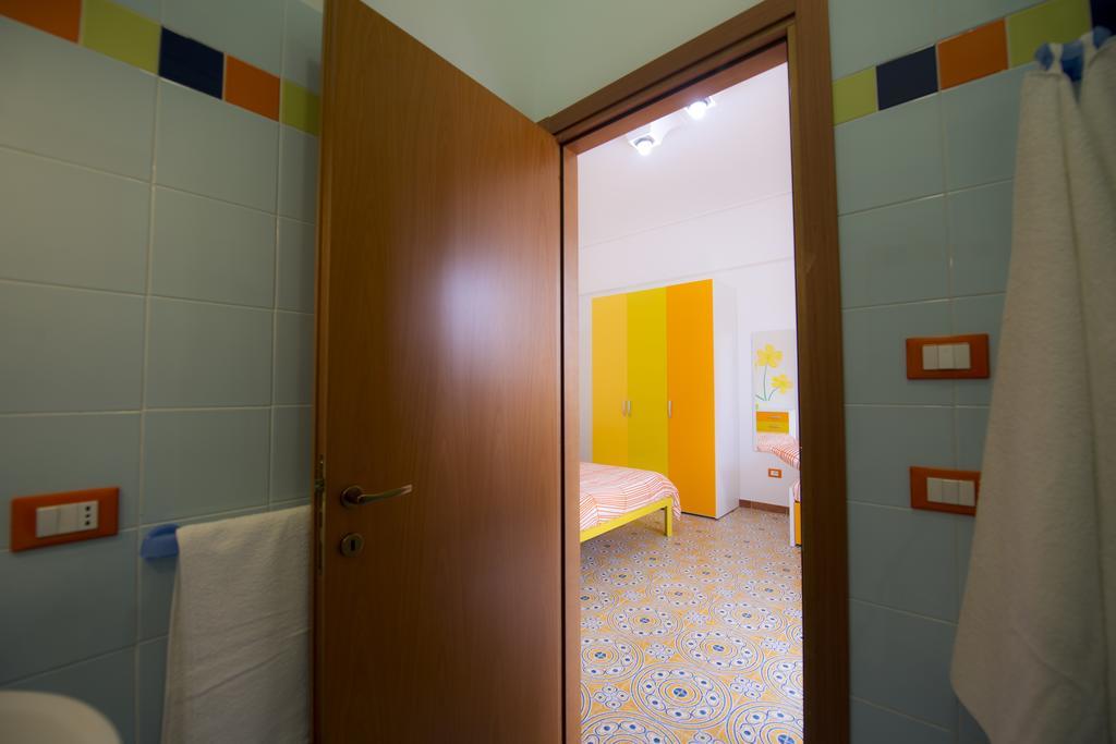 سانتا كروتْشّي كاميرينا B&B Fiori Gialli Caucana الغرفة الصورة